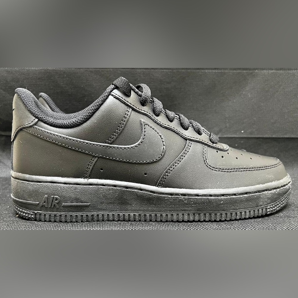 Men’s Size 7.5 Nike Air Force 1 Triple Black Low Top Sneackers